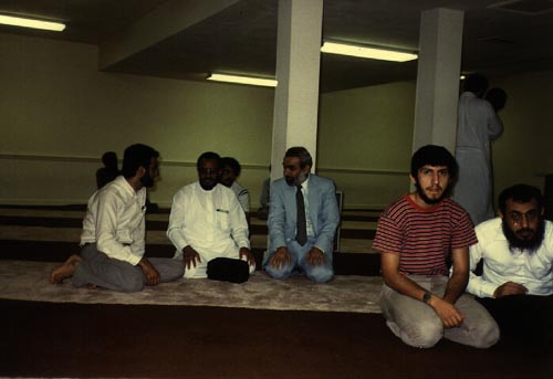 دار الهجرة في واشنطن على يسار الكاتب هشام الطالب 29/10/1405هـ ـ 17/7/1985م