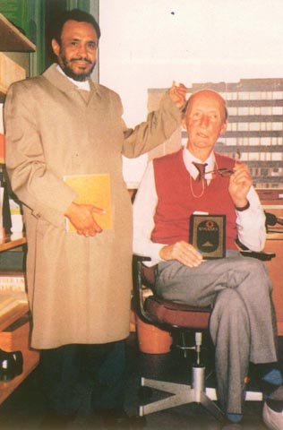 الكاتب مع الأستاذ آينر برج في جامعة بلندر ـ أوسلو 30/12/1407هـ ـ 24/8/1987م