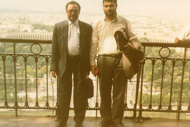 الكاتب والشيخ جاء بالله ـ على أحد أدوار برج إيفيل باريس 24/1/1408هـ ـ 17/9/1987م