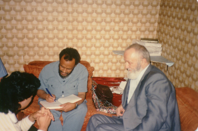 المسلم الإيطالي عبد الرحمن في المركز الإسلامي بميلانو 14/1/1409هـ ـ 26/8/1988م