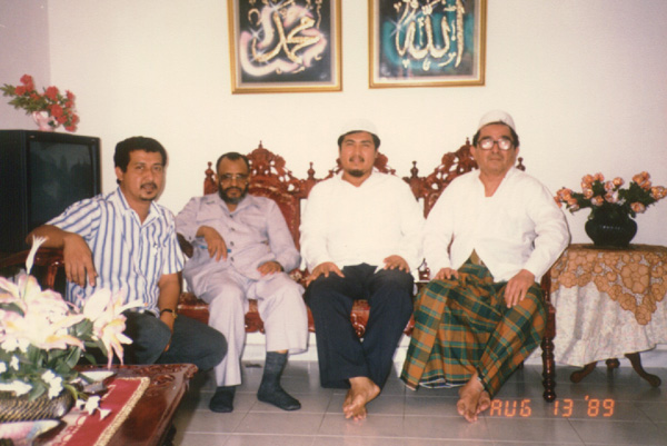 الكاف وأولاده ـ سنغافورة 12/1/1410هـ ـ 13/8/1989م