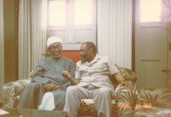 الكاتب مع مفتي بروناي الشيخ إسماعيل بن عمر بن عبد العزيز 16/1/1410هـ ـ 17/8/1989م