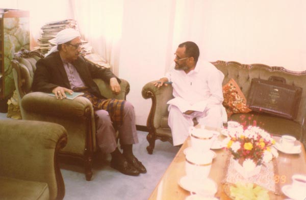الكاتب مع قاضي قضاة بروناي الشيخ عبد الحميد باكل في مكتبه
