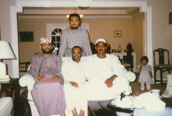 الكاتب يتوسط الأستاذ السوداني إبراهيم المهدي وسالم بن حميد بن حمد الرواحي السكرتير الثاني في السفارة العمانية في دار ضيافة وزير التعليم في العاصمة ويرى واقفاً أبو هريرة الفلبيني. 18/1/1410? ـ 19/8/1989م