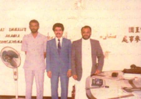 الكاتب وعلى يمينه الملحق الثقافي السعودي في تايبيه عبد الله البخيت ويليه الشيخ عبد الله باكريم30/10/1406هـ