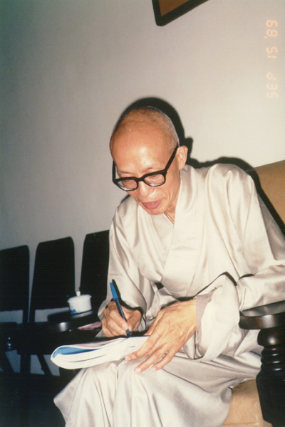 الزعيم البوذي يكتب عنوانه في دفتري