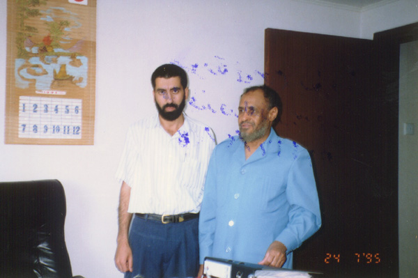 مع مسؤول مكتب هيئة الإغاثة الإسلامية العالمية مصطفى بن أحمد صالح في بكين 26/2/1416هـ ـ 24/7/1995م