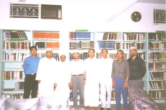 الداعية سعيد حسن الصيني ومعه بعض المهتدين الجدد من دولة الكويت ـ في مكتبة منزل الكاتب بالمدينة المنورة ـ حي الأزهري
