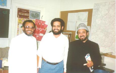 الكاتب وعلى يساره أحد أساتذة المعهد العلمي اليمني في برمنجهام ويليه الأستاذ حسن راشد. 6/1/1408 هـ ـ 30/8/1987م