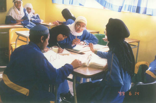 طلاب في مدرسة نور الإسلام