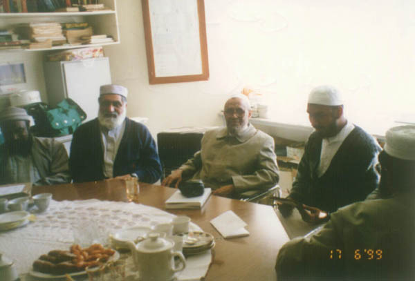 الكاتب مع مدير مدرسة الأقصى ومدرسيها