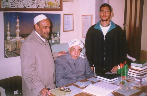 الكاتب مع الشيخ محمد العبادي ويبدو في يمين الصورة محمد نور أحد طلاب جنوب إفريقيا في الجامعة الإسلامية بالمدينة المنورة