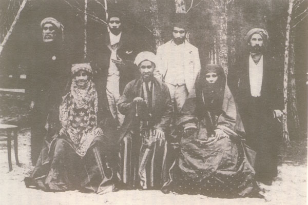 صورة لبعض المسلمين الذين كانوا يجهزون الموتى في أحد المستشفياتThe Bubonic Plague Hospital في كيب تاون 1901م