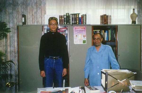 الكاتب في مكتب الشيخ أحمد ديدات بدربن ومعه أحد الموظفين