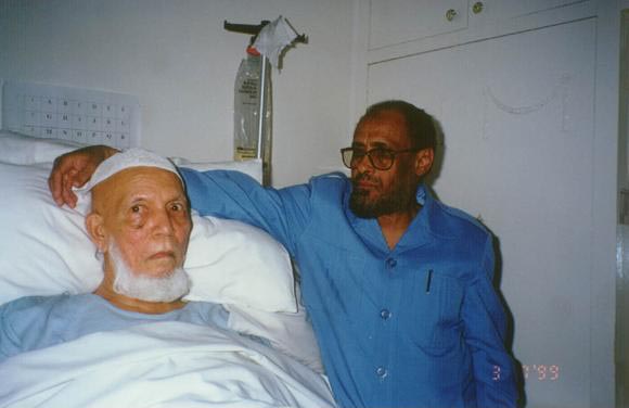 الكاتب مع الشيخ أحمد ديدات في منزله في قرية " فير ولام VERULAM " إحدى ضواحي دربن