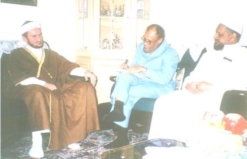 الكاتب في حوار مع عبد العزيز غلام الصوفي - وهو على يساره - في منزله وعلى اليمين الشيخ وليد السعدي