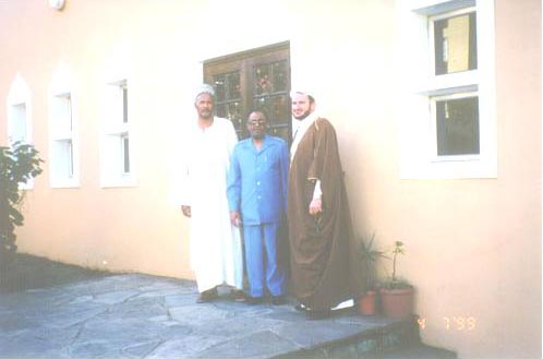 الكاتب مع الشيخ إدريس عيسى -على اليمين- إمام مسجد (نْيُولانْدْزْ إِيْسْت) في دربن وعلى اليسار الشيخ وليد اللبناني