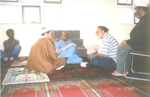 الكاتب يأخذ معلومات عن المركز الإسلامي ( زِيْدَرْ فِيْلْ ) التابع للجنة مسلمي أفريقيا في منطقة فِيْنِكْسْ بدربن وعلى يساره عبد الوهاب خان مدير المكتب وعلى يمينه الشيخ وليد اللبناني