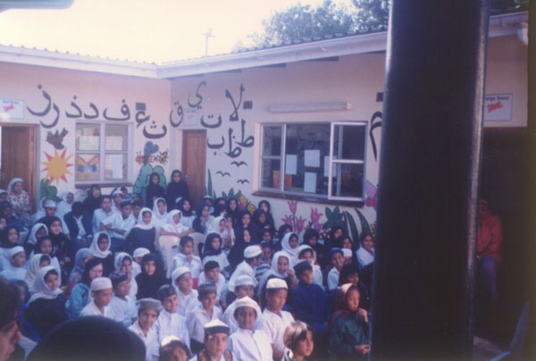 منظمة الأنصار الإسلامية الطلاب في ساحة المدرسة