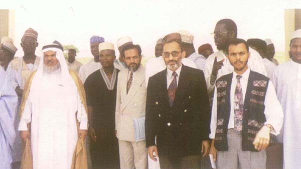 حركة الدعوة الإسلامية ويظهر فيها مدير الحركة الأستاذ إبراهيم دادا والدكتور مانع الجهني أمين عام الندوة العالمية للشباب الإسلامي