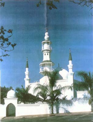 مسجد وايت ريفر الذي أسسه الشيخ محمد بن خليل غاردي ووضع حجر الأساس له الشيخ علي بن عبد الرحمن الحذيفي إمام المسجد النبوي