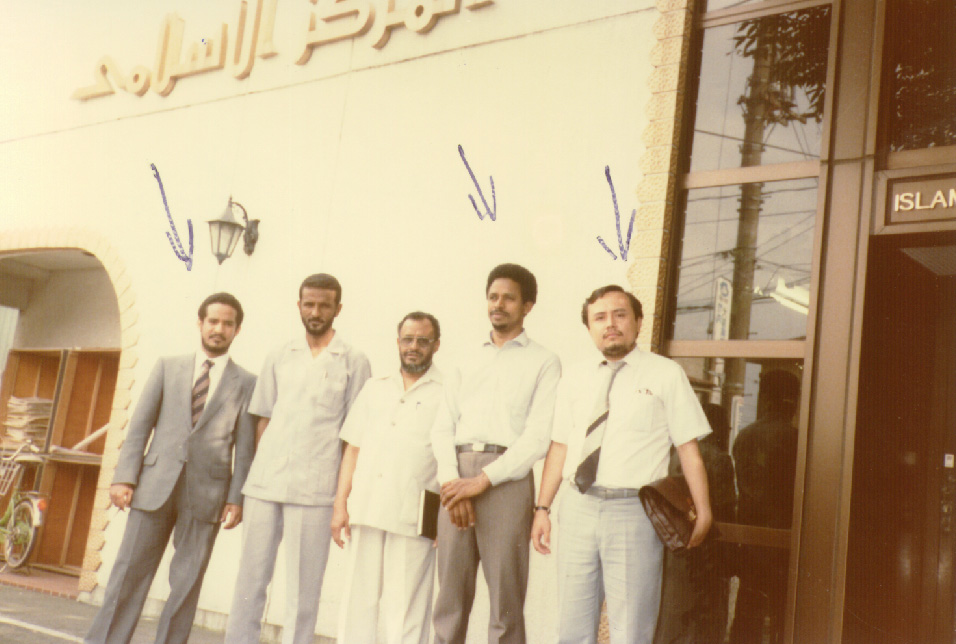 في المركز الإسلامي في طوكيو من اليمين: عبد العزيز التركستاني، محمد يوسف السوداني، الكاتب، محمد باكريم، عوض السميري. 2/11/1406? ـ 9/7/1986م