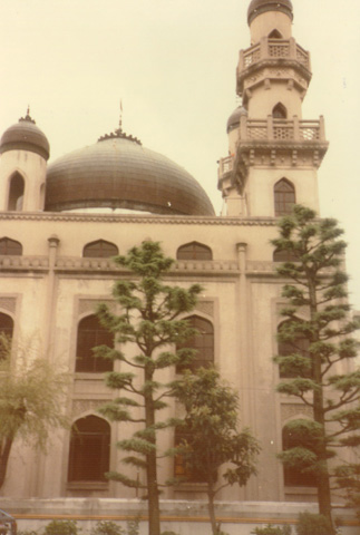 في مسجد كوبي، منظر لجامع كوبي من الخارج: 14/11/1406? ـ 21/7/1986م