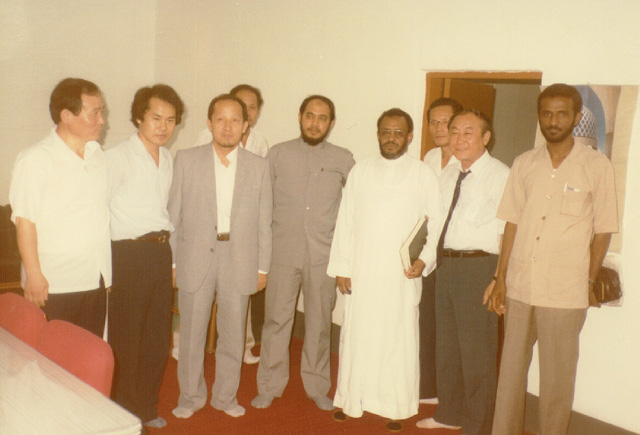 المركز الإسلامي في سيؤول ـ على يسار الكاتب أبو بكر كيم 18/11/1406? 25/7/1986م