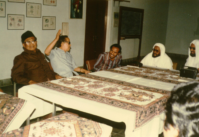 من اليسار رئيس الجمعية المحمدية وبعض معاونيه يوك جاكرتا 7/9/1400هـ ـ 19/7/1980م