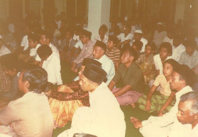 المصلون في مسجد التقوى يصغون إلى المحاضرة ـ سنجاراجا ـ بالي ـ 15/9/1400هـ ـ 27/7/1980م