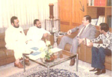 في مكتب السفير، على اليمين عبد الله با هرمز