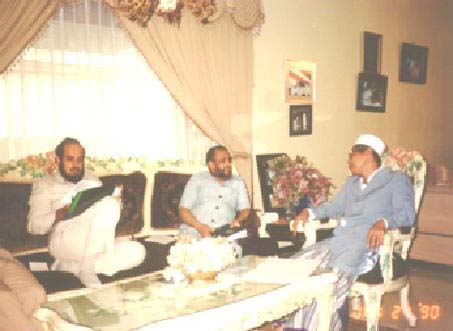 الكاتب في الوسط في اجتماع بالشيخ عبد الرشيد بن الحاج عبد الله الشافعي في منزله وعلى اليمين الدكتور عوض الشهري أندونيسيا 17/6/1410هـ