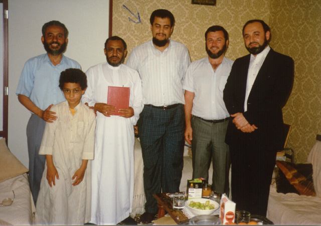 الكاتب وعلى يمينه الشيخ يحيى باسلامة وابنه وعلى يساره الشيخ يوسف إبرام الحجوي في المؤسسة الثقافية في جنيف 16/11/1407? ـ 2/7/1987م