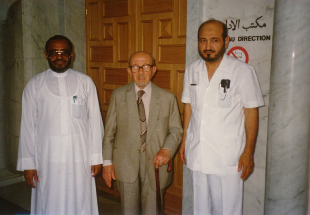 من اليمين: كمال سراج الدين مدير المؤسسة الثقافية الإسلامية ـ جنيف، وفي الوسط الدكتور شيخ الأرض. 3/11/1407? ـ 29/6/1987م
