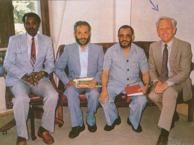 الكاتب في المجمع الكنسي وعلى يساره الدكتور جون تيلر أحد كبار المسؤولين في المجمع وعلى اليمين الشيخ يحيى باسلامة فمندوب رابطة العالم الإسلامي 14/11/1407?