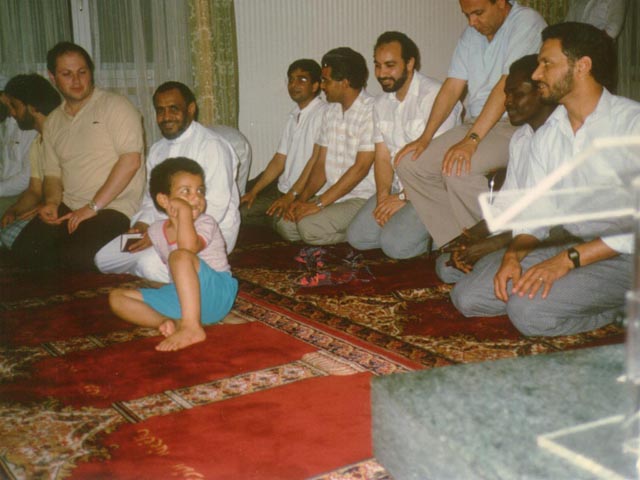 المركز الإسلامي في زيورخ، الكاتب وعلى يمينه خلدون ضياء الدين السوري رئيس المركز، وأول شخص على اليمين عثمان ماج المسلم السويسري. 6/7/1987م