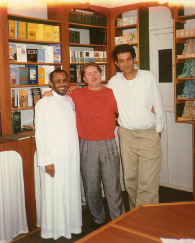 الكاتب وعلى يساره الألماني المسلم محمد نيس ـ الذي جرى الحوار معه في دكانه ـ وعبد المنعم إبراهيم المصري تاجر 17/11/1407?