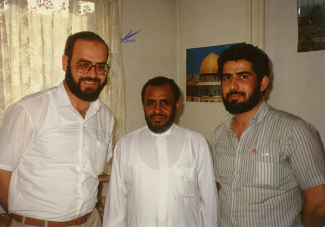 الكاتب في الوسط وعلى يمينه الدكتور صلاح الدين محمد عادل الجعفراوي وعلى يساره محمد علي حسين في مركز فرانكفورت الإسلامي 23/11/1407هـ