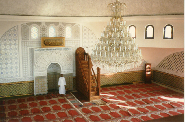 في محراب المسجد بالمركز الإسلامي بـ(فيينا). 24/11/1407هـ ـ 20/8/1987م